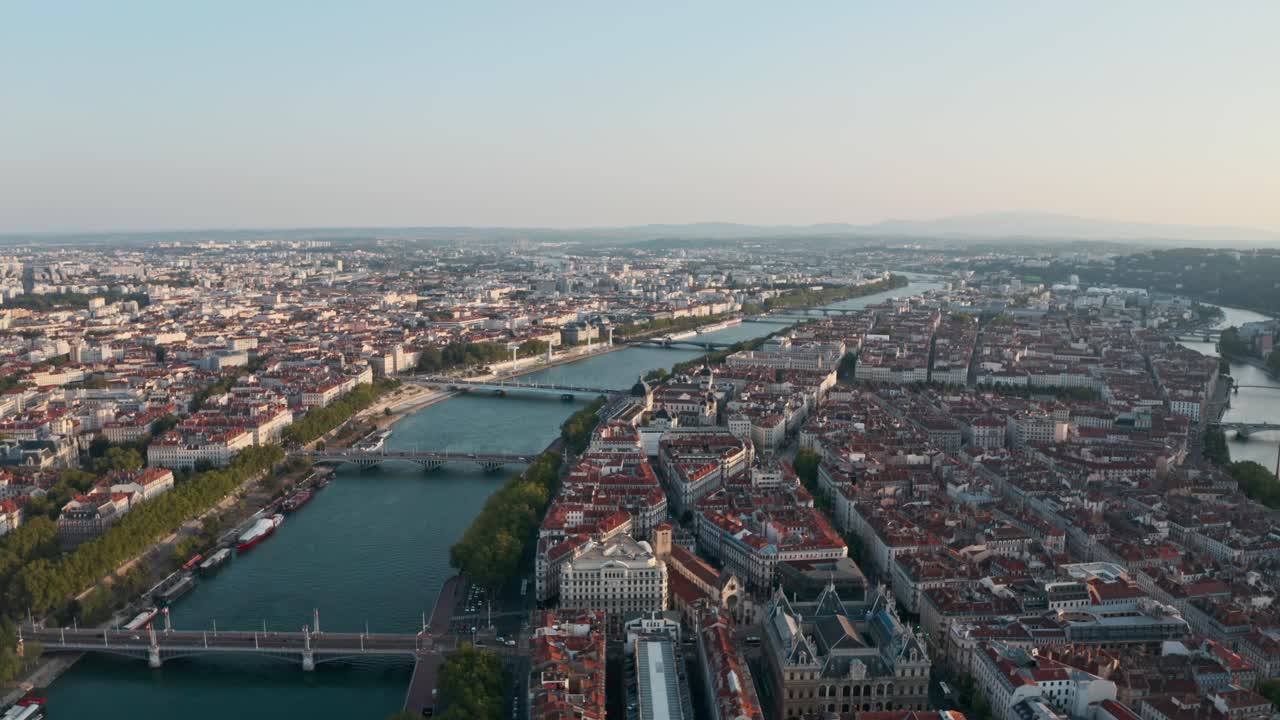 dron dolly forward disparó sobre el río ródano saona a través de lyon francia al atardecer