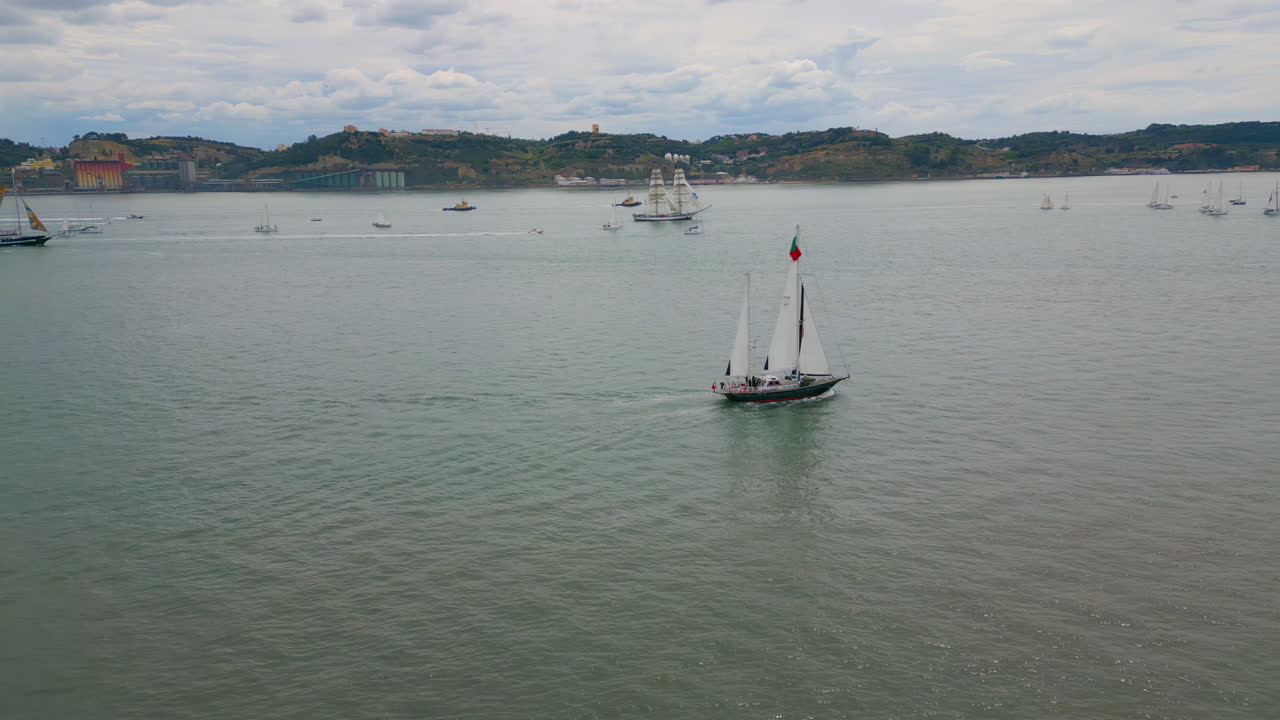 vista aérea yates navegando en el paisaje marino nublado. muchos barcos flotando en el océano