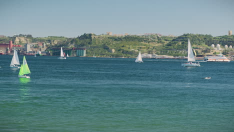 Fluss-Tejo-In-Lissabon-Mit-Segelbooten-In-Sichtweite