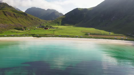 Drohnenaufnahmen-Von-Vik-Beach-Und-Hauklandstranda-Norwegen,-Klares-Blaues-Wasser,-Majestätische-Küstenlandschaften-Aus-Der-Luft