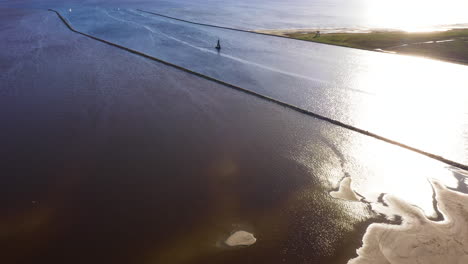 Luftaufnahme-Des-Wellenbrechers-Von-Pärnu-Und-Des-Meeres-Mit-Sonnenlicht-Und-Boot