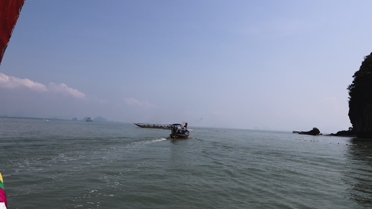 лодка путешествует по спокойным водам пхукета.