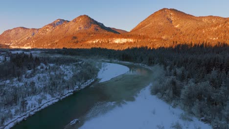 el río isar en las pintorescas montañas de los alpes bávaros, alemania