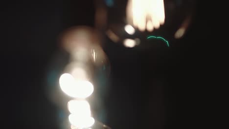 conjunto de hermosas lámparas de baja luminosidad en una habitación oscura 3
