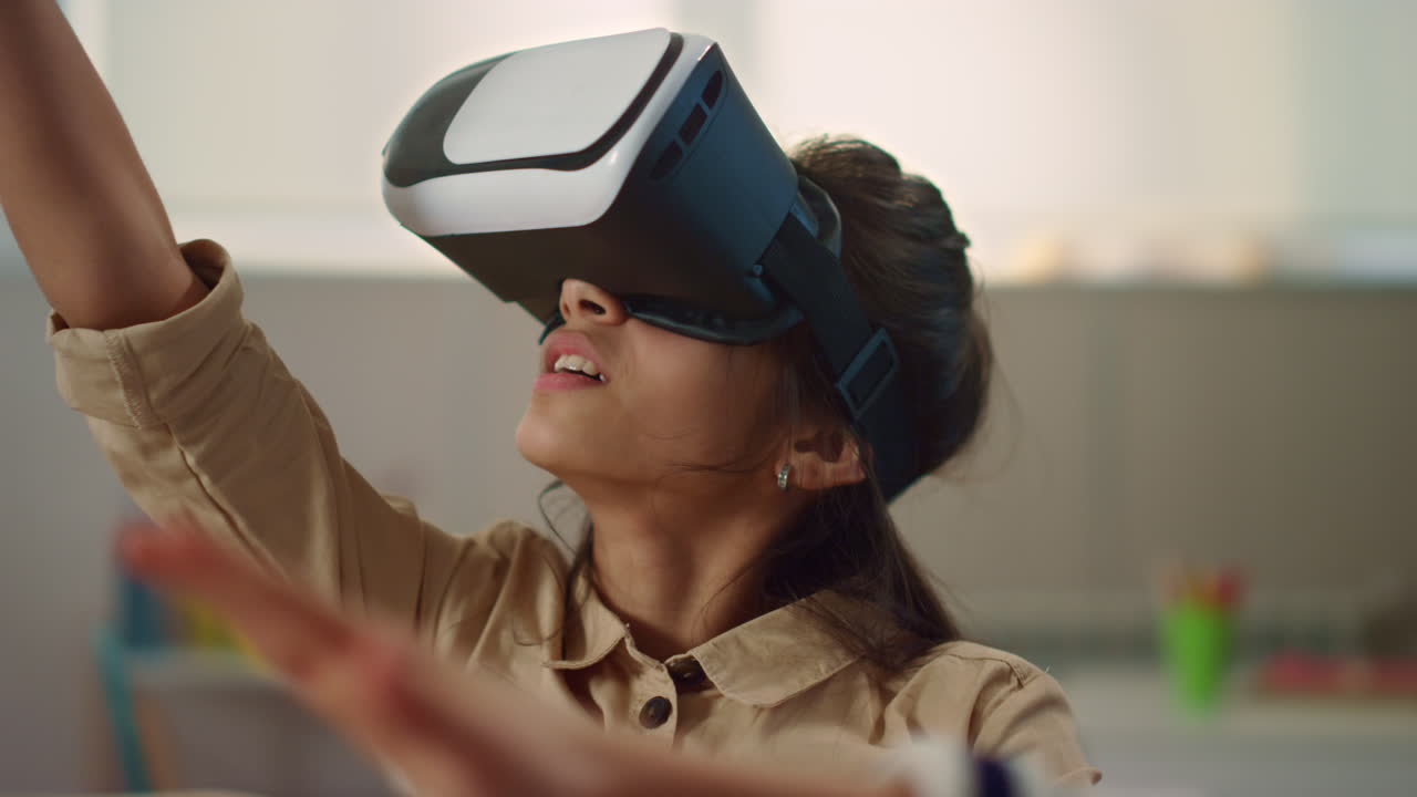 Scolara allegra che usa visori VR 3D durante una lezione interattiva in classe.