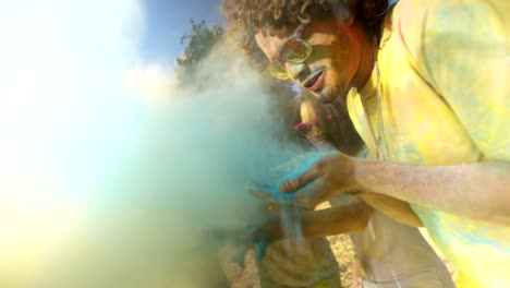 grupo de manos con polvo de holi
