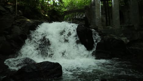 Alte-Verlassene-Mühle-Mitten-In-Einer-Wunderschönen-Flussschlucht,-Umgeben-Von-Wald-Inmitten-Der-Gatineau-hügel,-Quebec