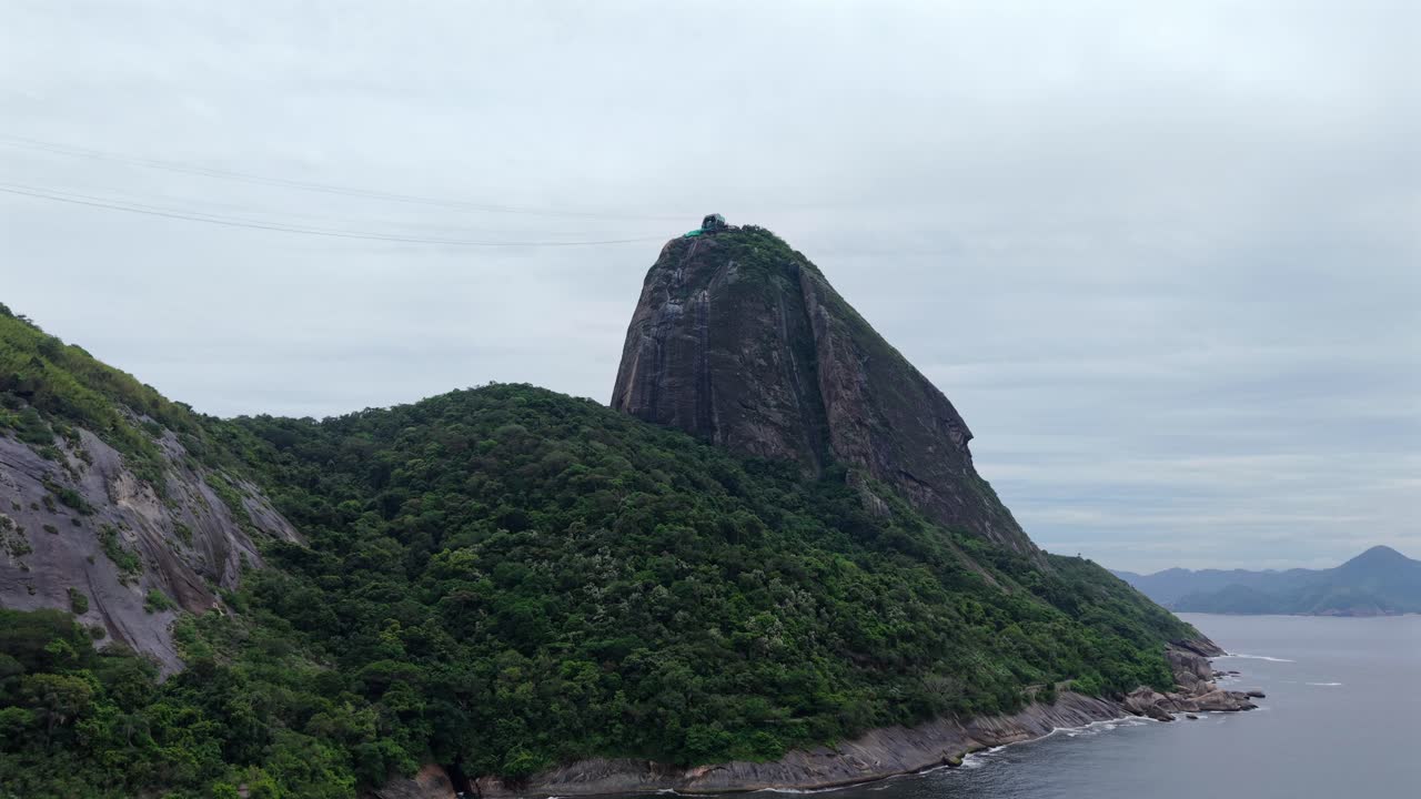 Cảnh quay từ trên cao tiến vào đỉnh núi Sugarloaf ở Rio de Janeiro, Brazil, phong cảnh