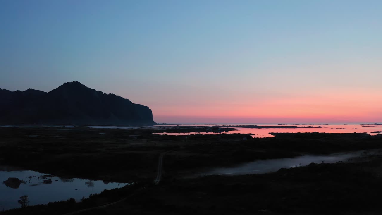 Luftfoto af Lofotens landskab i Norge under solnedgangens blå time
