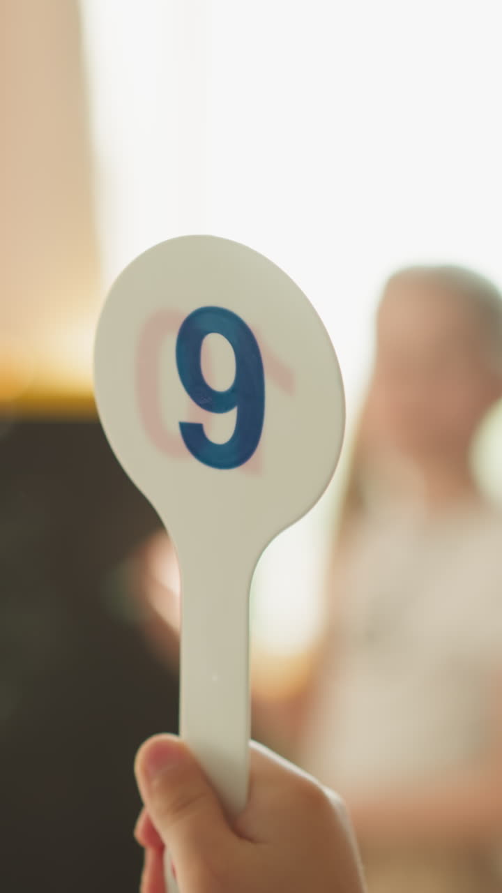 piccolo allievo mostra tag con cifra risolvere problemi di matematica con la sorella maggiore a casa lezione. i bambini giocano e studiano matematica in classe