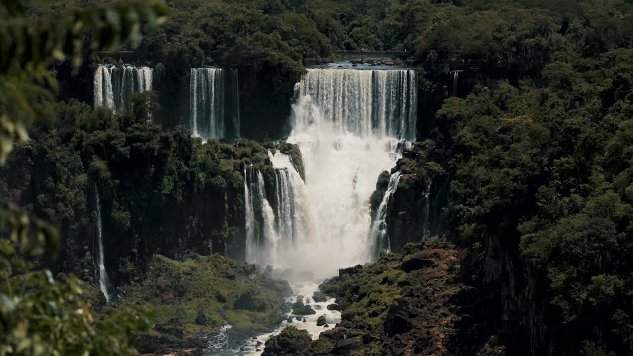 las majestuosas cataratas iguazu en los parques nacionales entre brasil y argentina