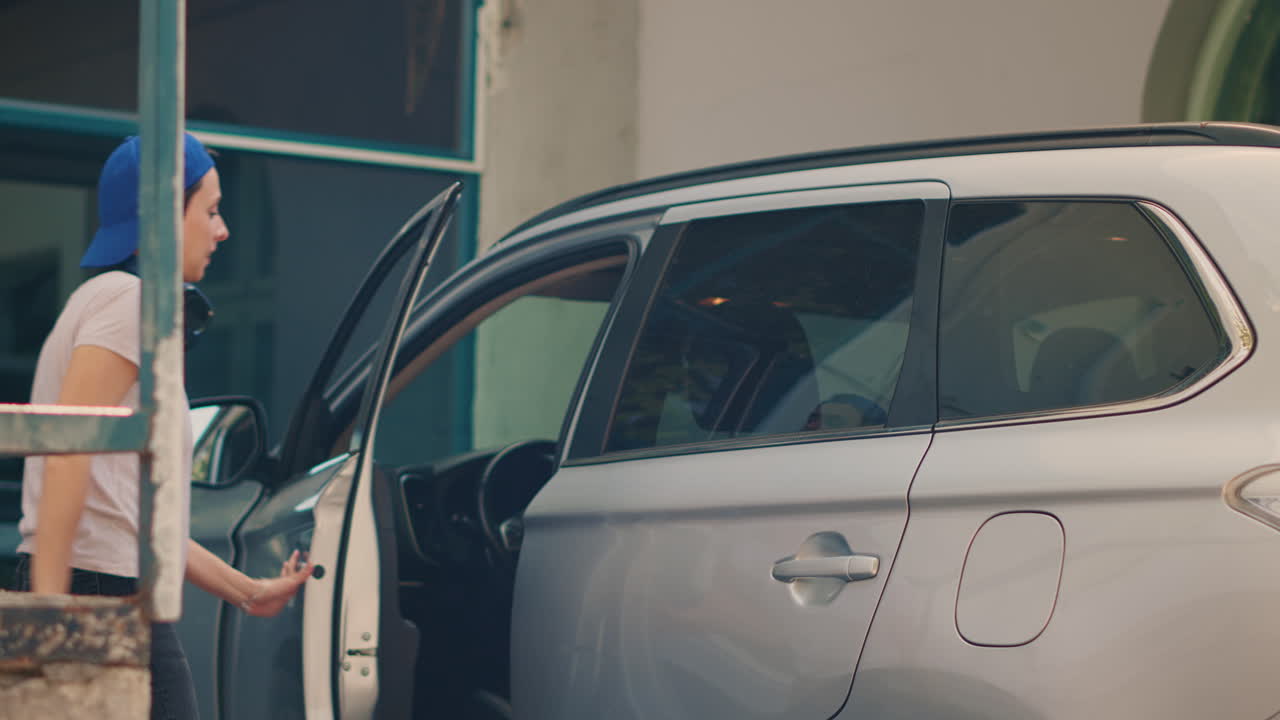 Delivery person with food delivery bag and open car door