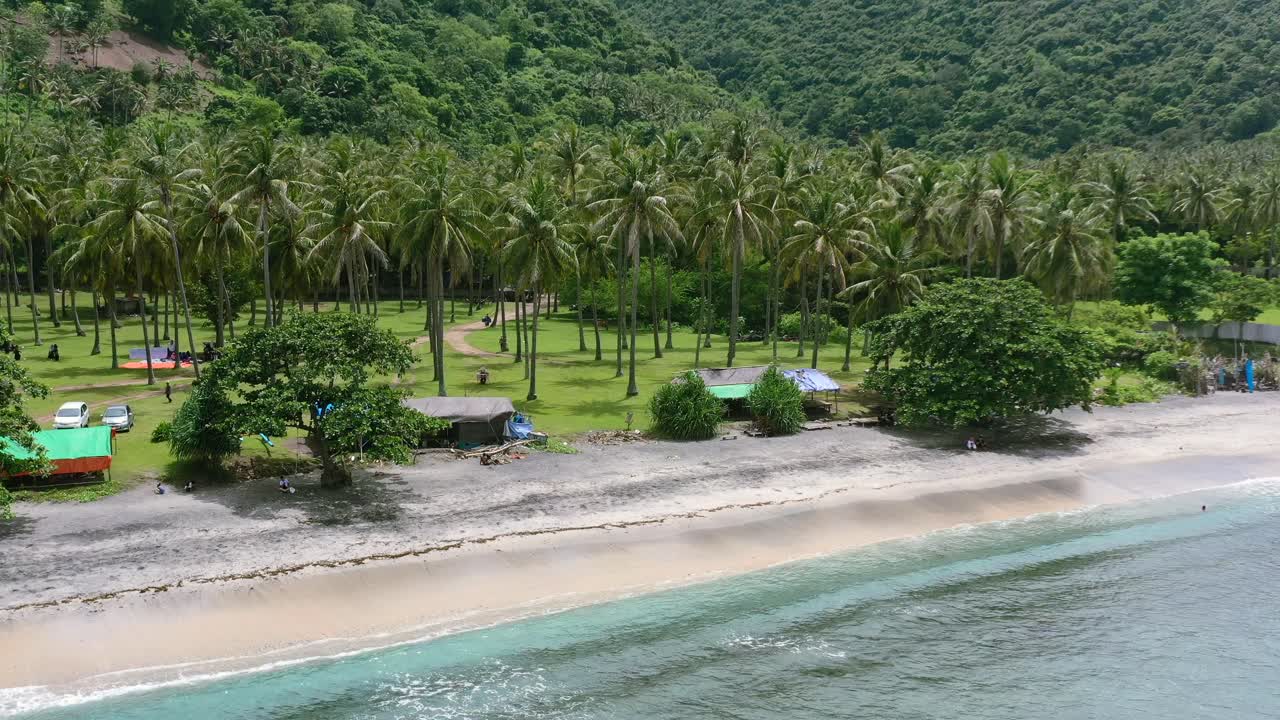 playa de kerandangan en senggigi lombok con un hermoso paisaje de cocoteros, aéreo