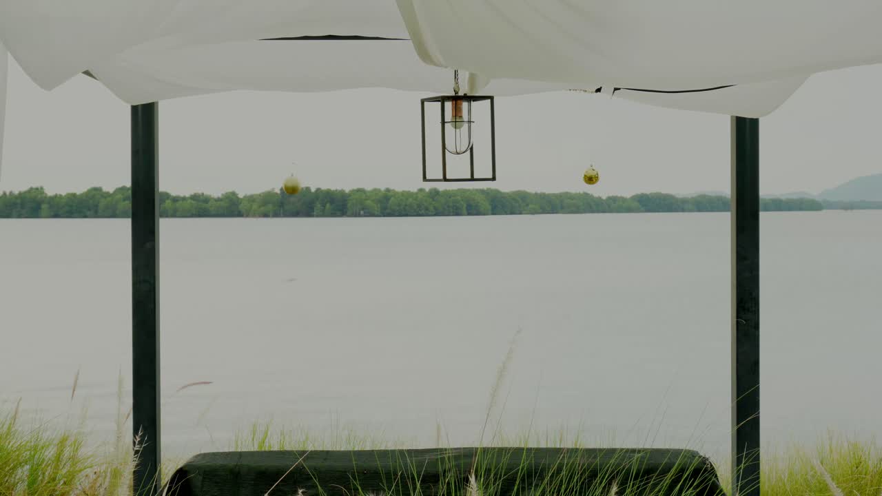 강둑 찬타 부리 옆의 흰색 캐노피