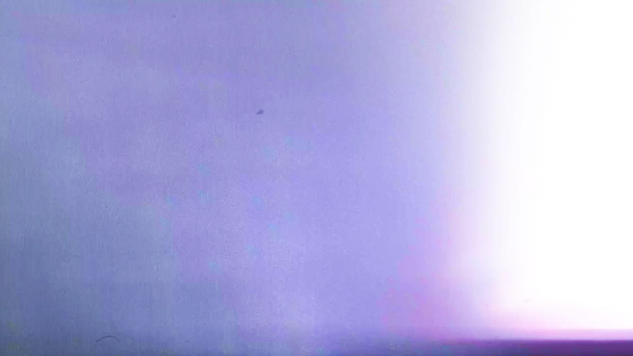 Sfondo astratto scuro con sottili perdite di luce e grana della pellicola