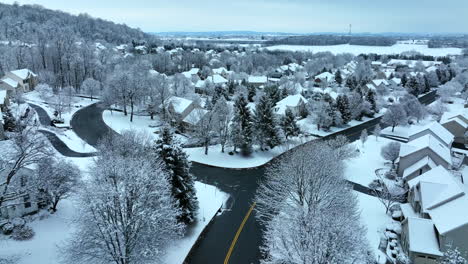 suburbios americanos en la nieve del invierno