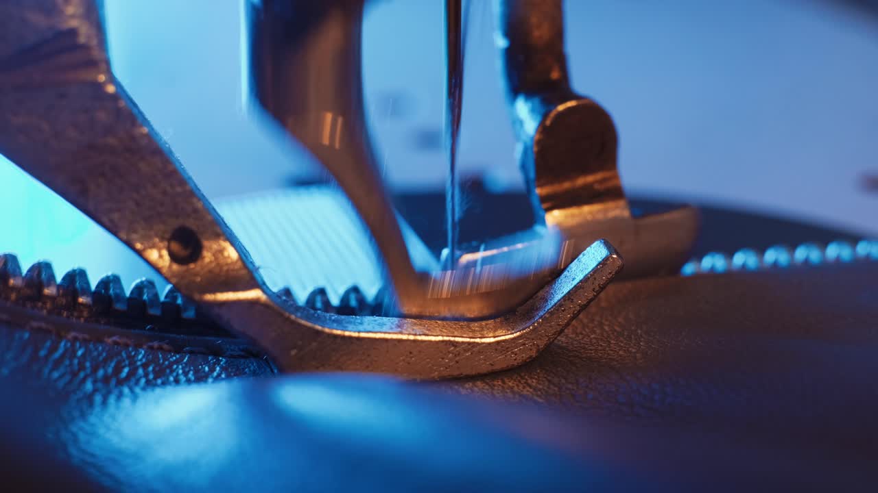 el artesano del cuero produce productos de cuero en la máquina de coser