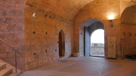 Interior-De-Los-Restos-Del-Castillo-De-Peñíscola-En-Castellon,-España---Toma-Panorámica