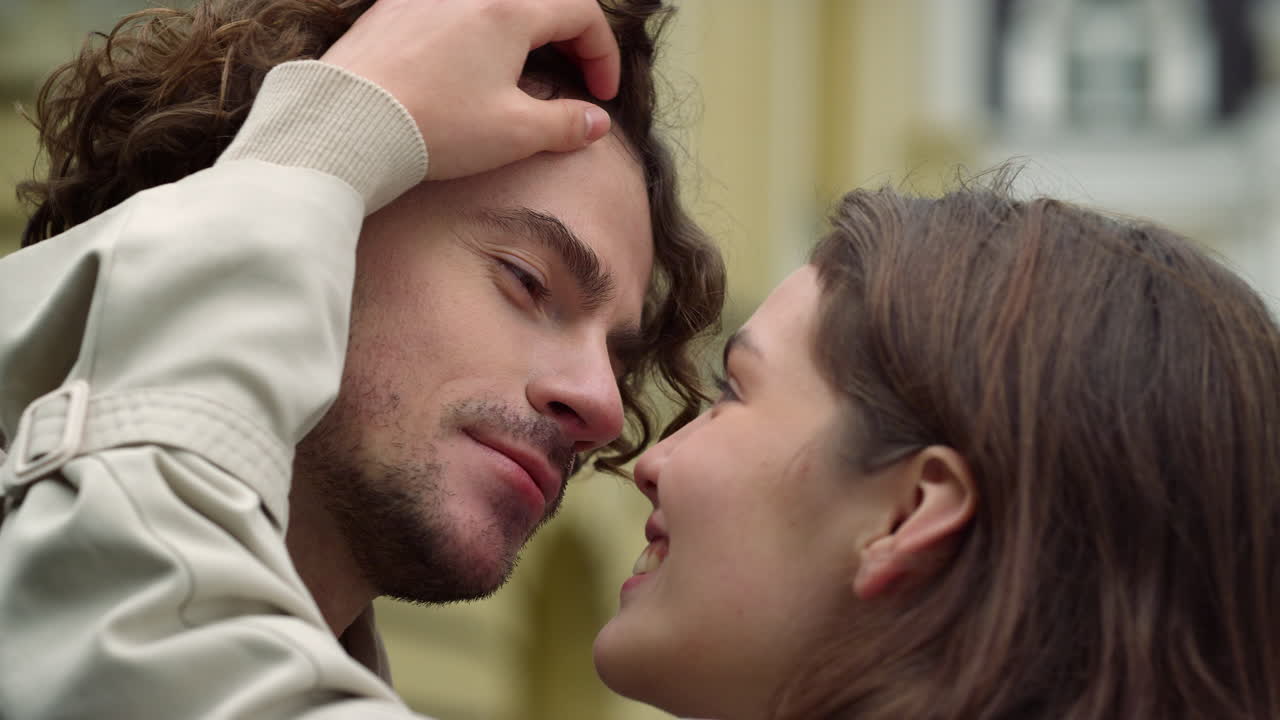 любящая пара наслаждается временем на свежем воздухе. мужчина смотрит на женщину на городской улице.