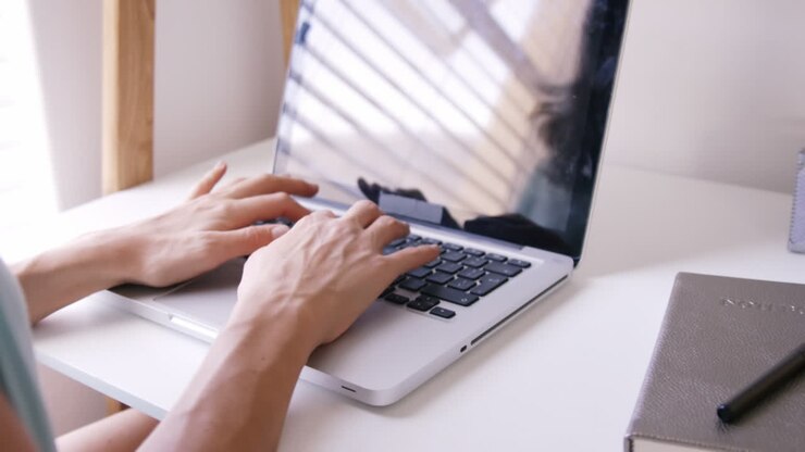 Primo piano di una donna che usa un laptop