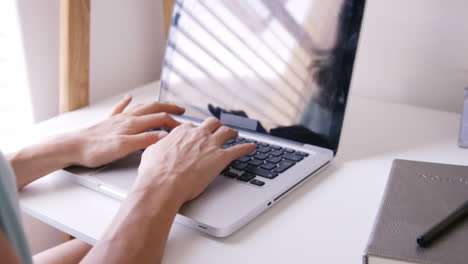 Close-up-on-a-woman-using-a-laptop