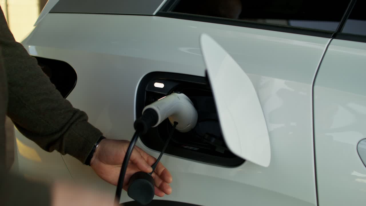 전기 차량을 충전하는 사람