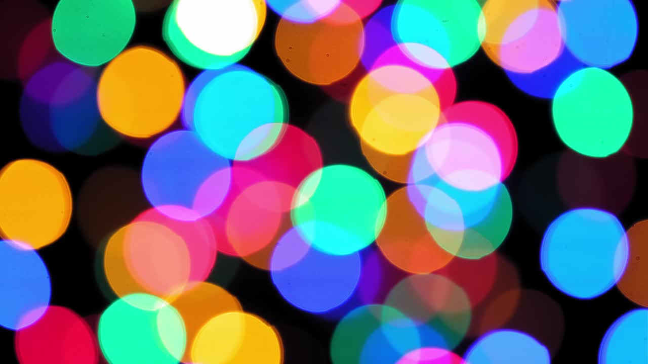 4k 크리스마스 분위기, 둥근 분산 다채로운 불빛, 아름다운 새해 스크린 세이버, 메리 크리스마스 축하, 밤에 반이는 꽃줄기의 추상적인 배경, 크리스마스 꽃줄기