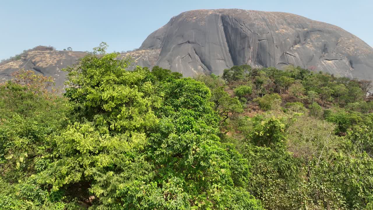 antena - tiro ancho descendente de una roca aso en un parque nacional