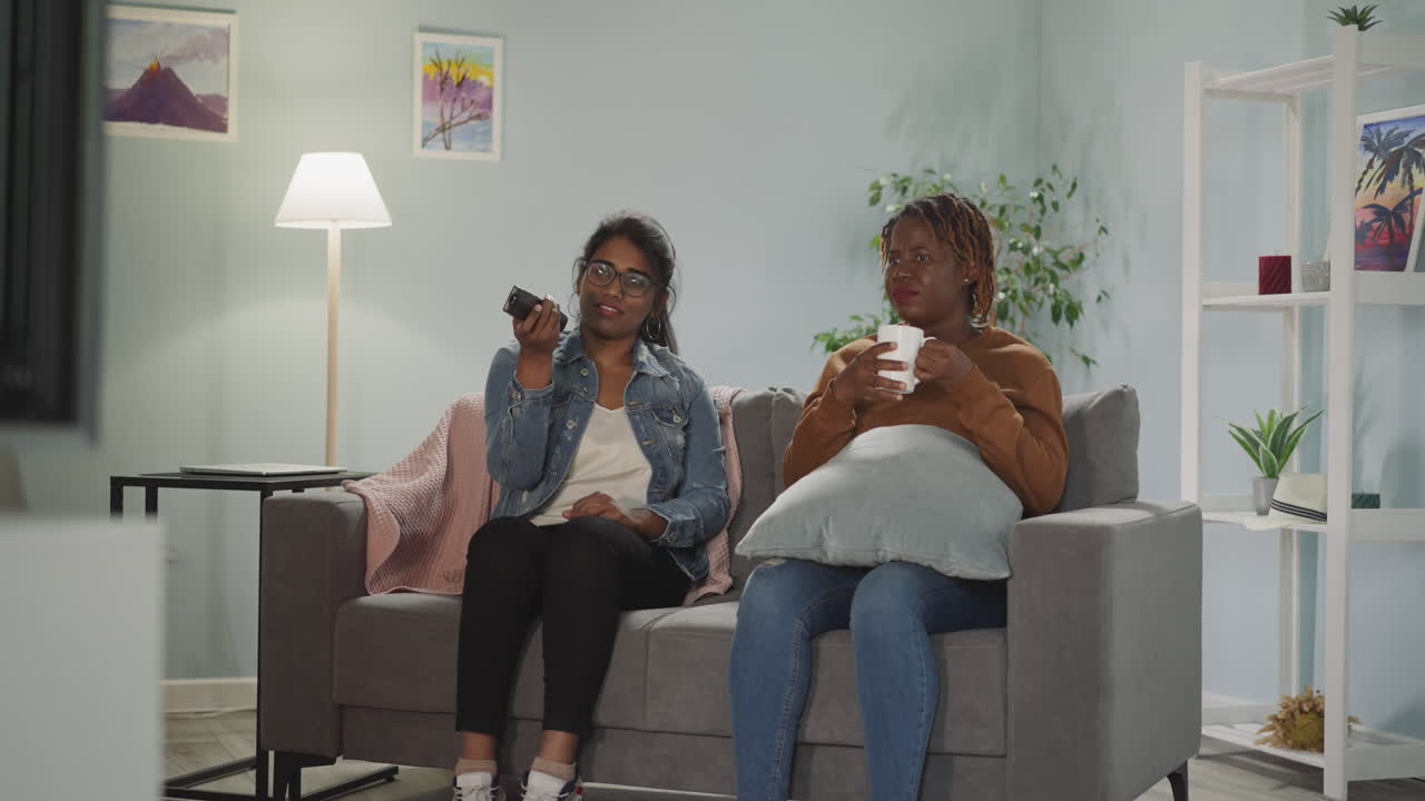 Indiske og afroamerikanske veninder skifter kanaler