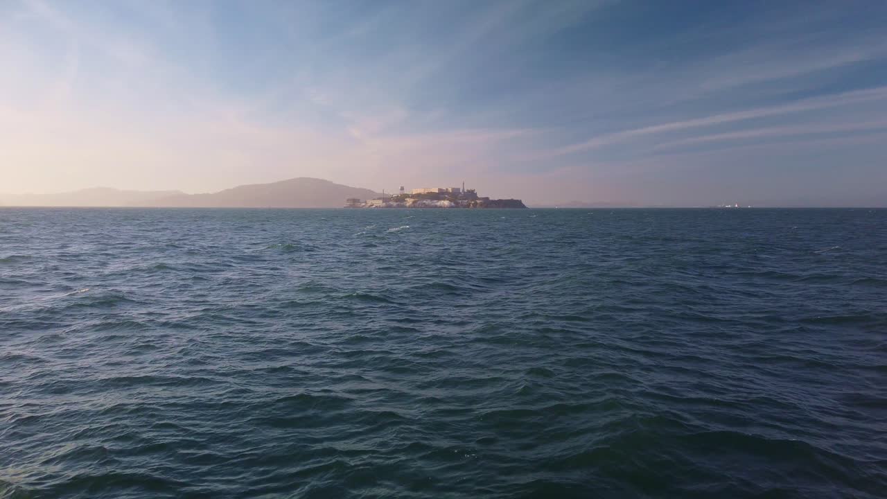 toma estática de cardán de la isla de alcatraz desde la costa de san francisco en california