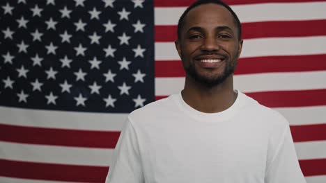 video de un hombre negro alegre en el fondo de la bandera estadounidense