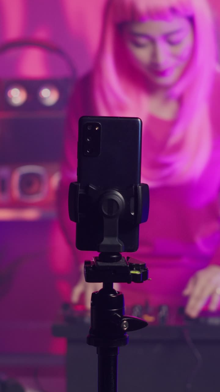 Video i portrætformat: Musiker, der optager musiksession med telefonkamera