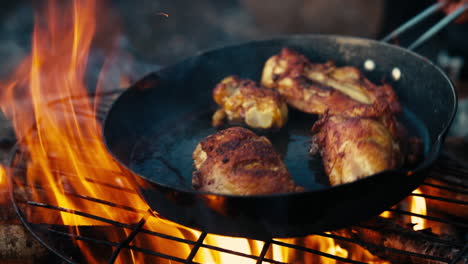 cocinar pollo en una fogata