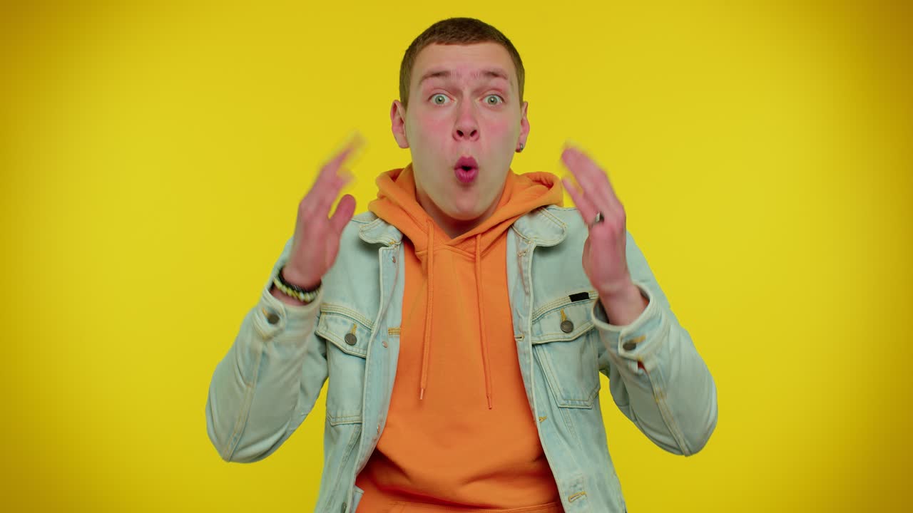 쾌활한 십대 남자가 놀라서 손을 들고 갑작스러운 승리에 충격을 받았고, 누군가를 만났고, 와우, 감정.