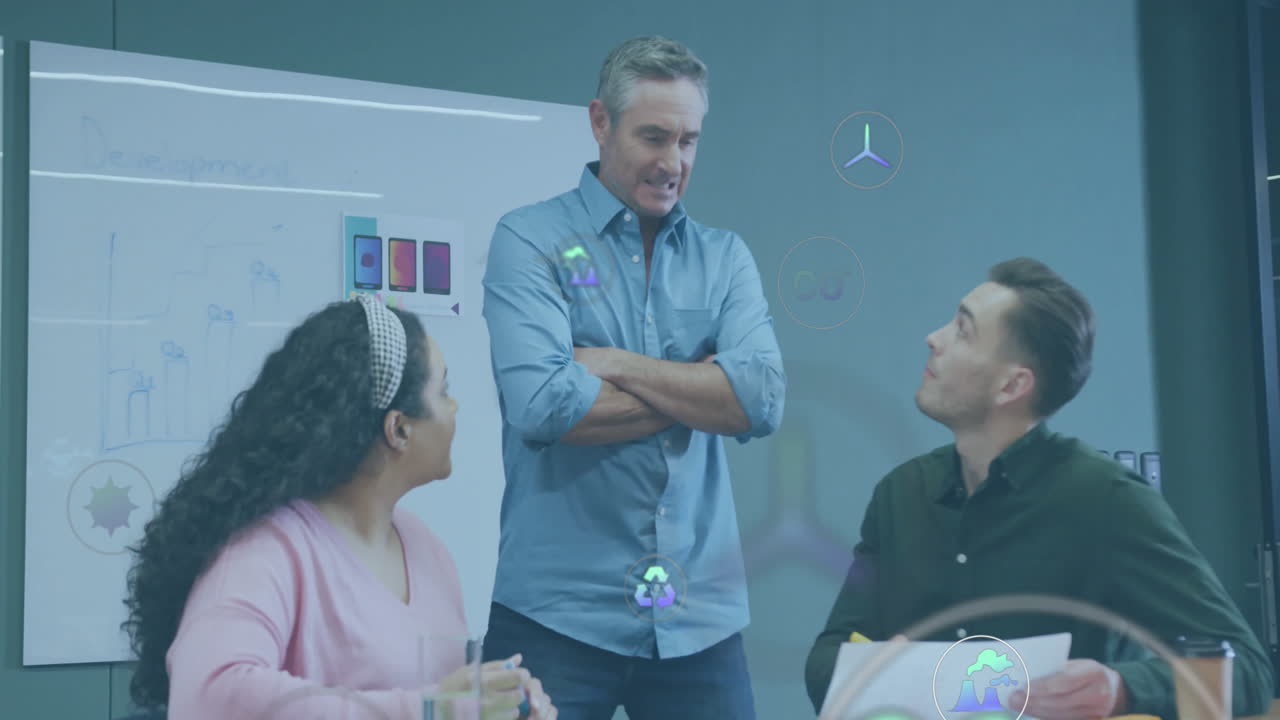 animación de iconos de ecología sobre diversos colegas que usan portátiles y discuten el trabajo en la oficina