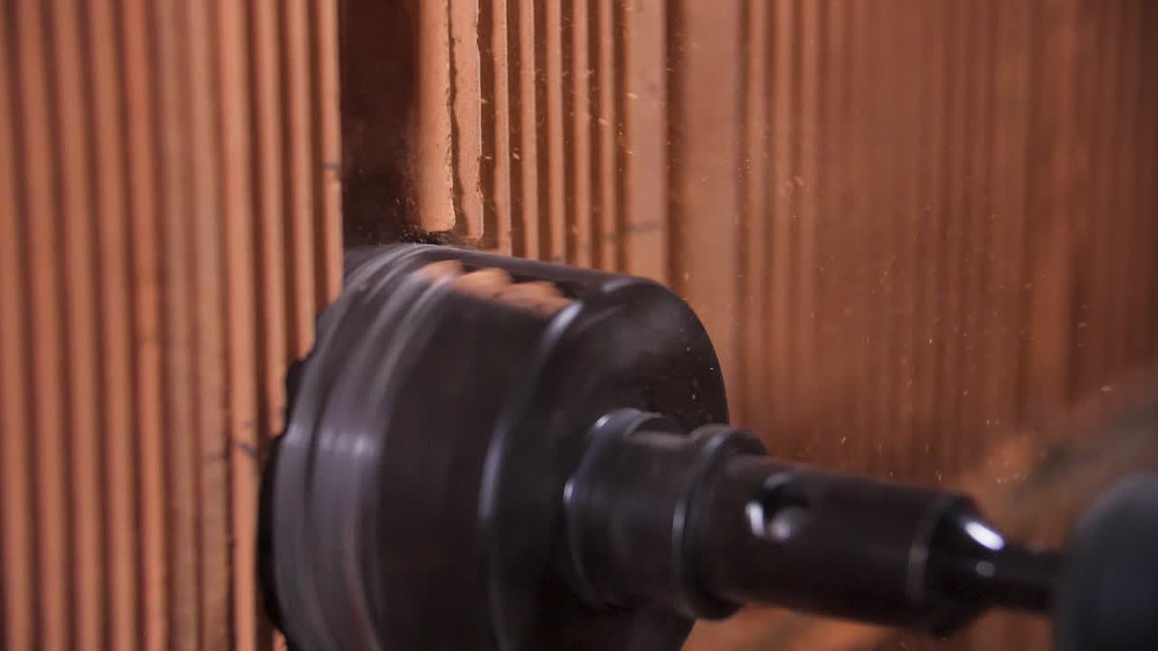perforar un agujero en una pared de ladrillo