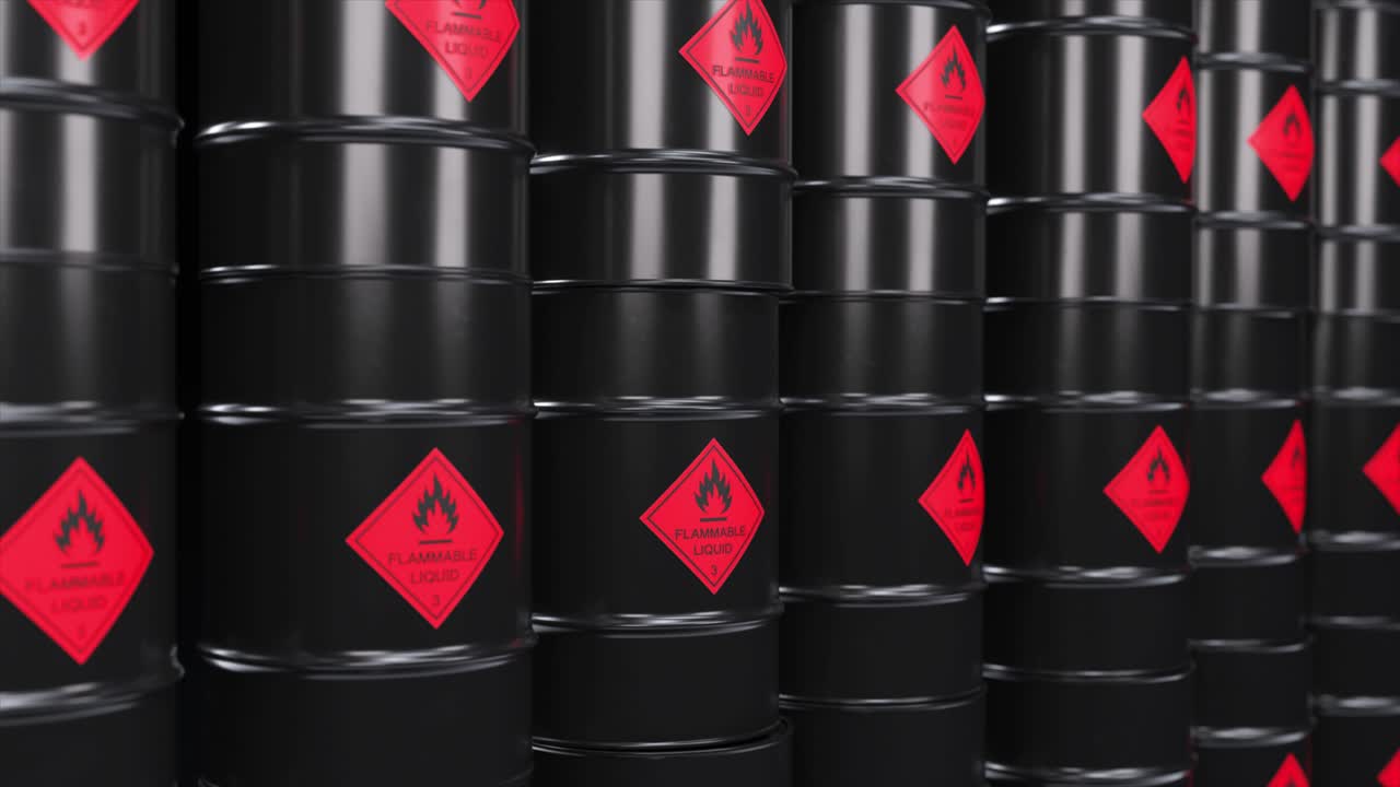 불타는 액체 라벨이 붙은 검은 석유 배럴