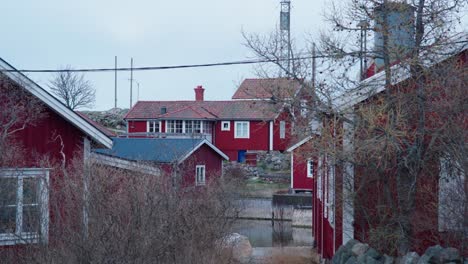 handgehaltene aufnahmen erfassen den malerischen charme eines schwedischen archipelsdorfes im frühling