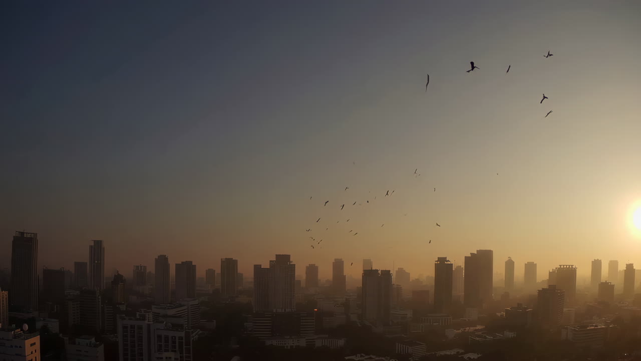 El amanecer sobre el horizonte de una ciudad brumosa