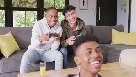 amigos adolescentes felices y diversos jugando videojuegos en casa, en cámara lenta