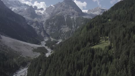 Video-Mit-Drohnenflugzeug-Frontal-Oder-Vormarsch-Auf-Die-Landschaft-Des-Stilfserjochs-Mit-Berg-Mit-Schnee-Bis-Zum-Horizont