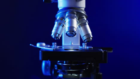 vídeo de primer plano del microscopio de laboratorio con espacio de copia en fondo azul