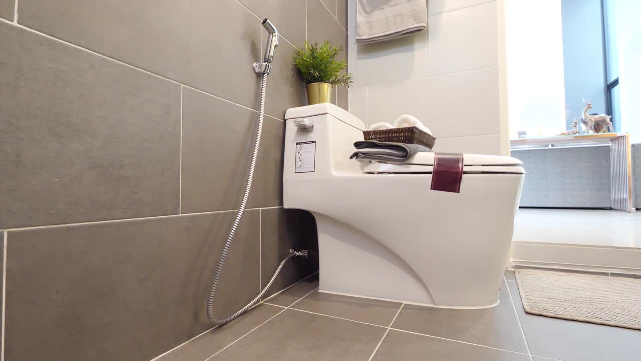elegante baño de azulejos grises con cabezal de ducha