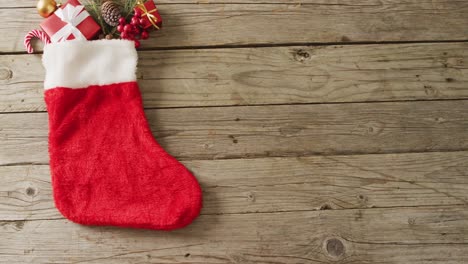 video de regalos de navidad en medias de navidad y espacio de copia en fondo de madera