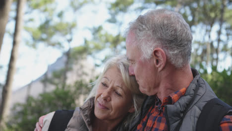 Vista-Frontal-De-Una-Pareja-Senior-Activa-En-El-Bosque