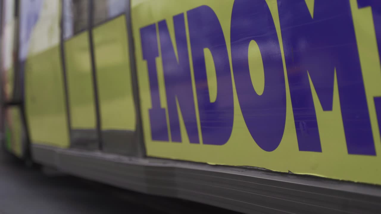 도시에 있는 트램.