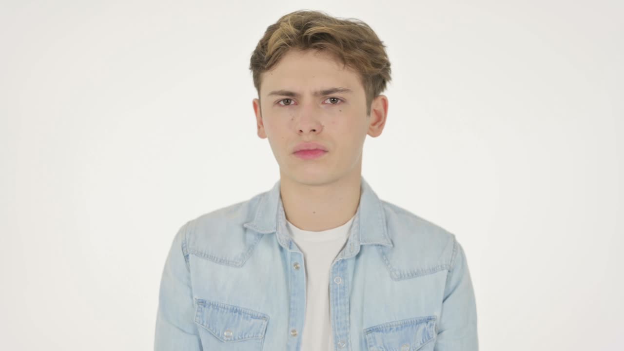 젊은 남자는  바탕에 머리를 흔들며 아무런 징후를 보이지 않습니다.