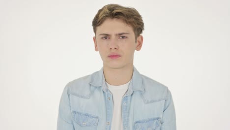joven que no muestra ningún signo sacudiendo la cabeza sobre un fondo blanco
