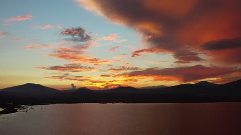 fotografía de un lago en patzcuaro al atardecer