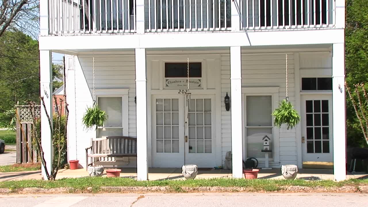 una encantadora casa antigua en el campo con un acogedor porche en el segundo piso